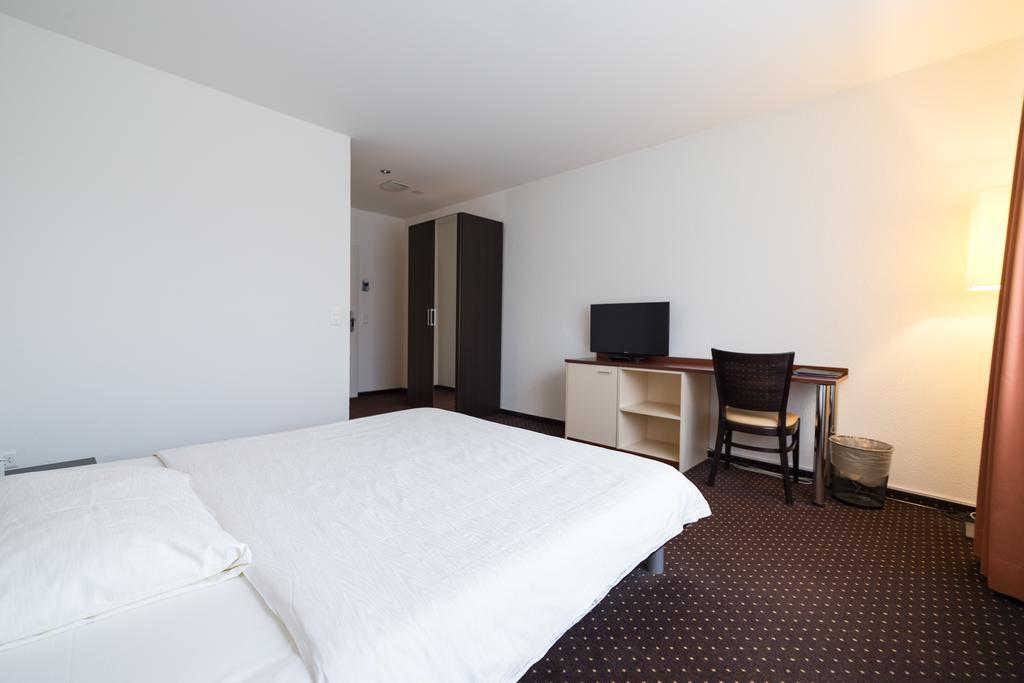 Motel Fehraltorf Uster Exterior photo