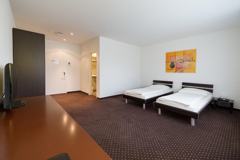 Motel Fehraltorf Uster Exterior photo