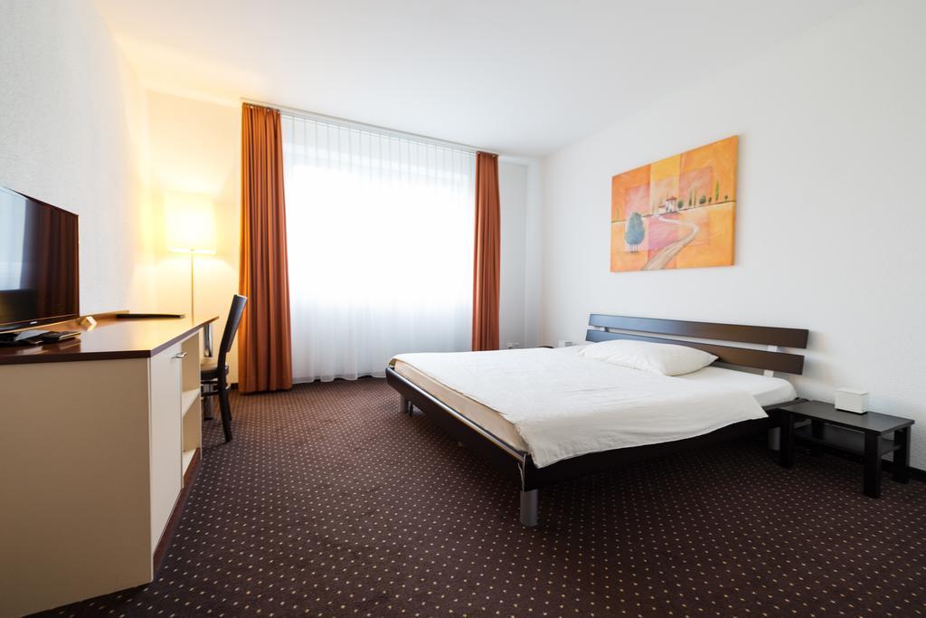 Motel Fehraltorf Uster Exterior photo